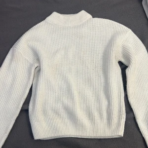 stickad tröja  - Stickad vit tröja. Ganska använd. Säljer då jag inte använder den mer. Håller på och rensar kläder. 