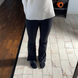 Lågmidjade kostymbyxor  - Jättefina lågmidjade kostymbyxor med slits ifrån Bikbok i modellen ”Vera”💗Jag säljer de för att de är lite små🤍