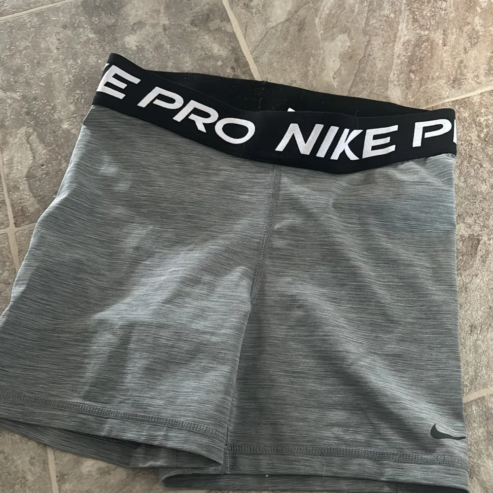 Nike pro shorts, köpt från nikes hemsida för 349kr säljs för 150kr storlek M  köptes maj 2023 och använd några ggr pga dom var för små. Shorts.