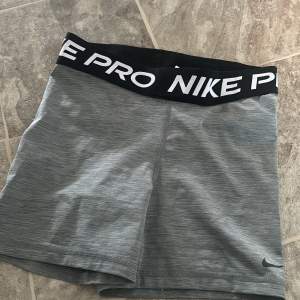 Nike pro shorts, köpt från nikes hemsida för 349kr säljs för 150kr storlek M  köptes maj 2023 och använd några ggr pga dom var för små