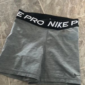 nike pro shorts  - Nike pro shorts, köpt från nikes hemsida för 349kr säljs för 150kr storlek M  köptes maj 2023 och använd några ggr pga dom var för små