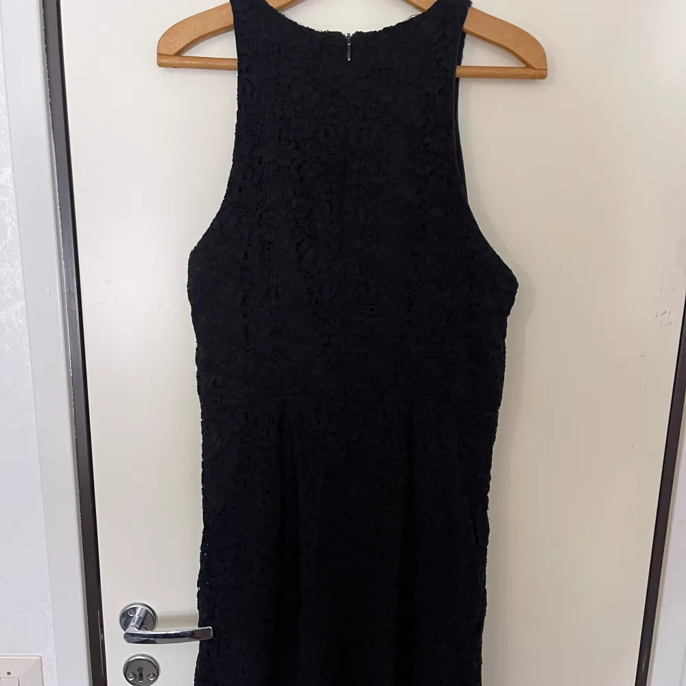 Svart spetsklänning från Lindex passar till vår och sommar. Storleken är EUR 46, kan ses som L.  OBS, en liten del av klänningen har ”öppnats/förstorats” (Bilaga 3). Men det syns inte om man inte kollar noggrant. Klänningar.