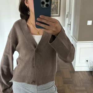 Söt kofta  - Säljer denna super söta koftan som är så fin till våren, aldrig använd❤️