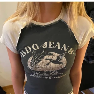Urban Outfitters topp  - Säljer denna jätte snygga Urban outfitters tröjan med tryck. Är i super skönt material och sitter jätte smickrande på. Helt i nyskick. 