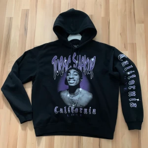 Hoodie herr/dam - Storlek L Passar både han och hon Jättefin och i nytt skick endast tvättad en gång:) 