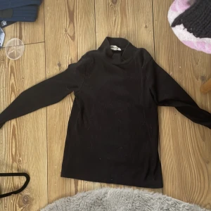 Tröja - Säljer denna snygga tröja ifrån H&m i storlek 122-128