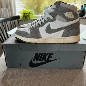 Air Jordan 1 Retro High - Storlek 42.5  Size 9  Bra skick typ 8/10 Sulan är lite smutsig men det kan jag tvätta.  Ny pris 1800-2000 Det finns kvitto på skorna och extra sko snören 