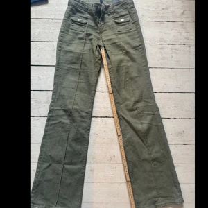 Gröna H&M ”jeans” - Trendiga gröna jeans, väldigt stretchiga😍🙏🏻