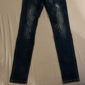 Jenas köpta för ett tag sedan men knappt använt, fint skick om du tycker om detaljer på dina jeans! 