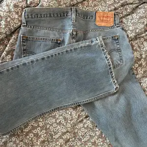 Jeans köpt vintage, vida/bootcut. Modellen heter ”low rise boot 527”. 100% cotton. Storlek w33 l32 