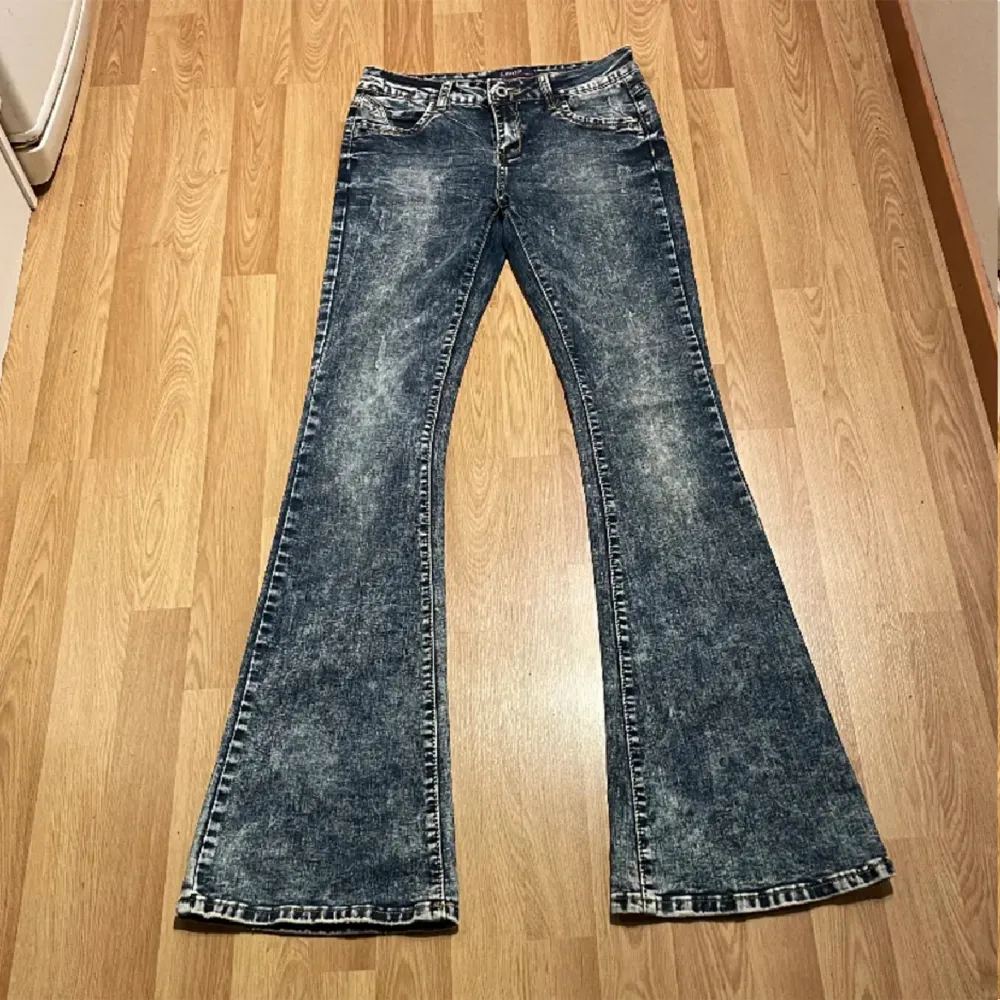lågmidjade blåa bootcut jeans med super snygg tvätt!! väldigt stretchigt material så passar många storlekar💕 men midjemåttet rakt över är: 35 cm och innerbenslängd: 86 cm💗 Kan gå ner i pris vid snabb affär. Jeans & Byxor.