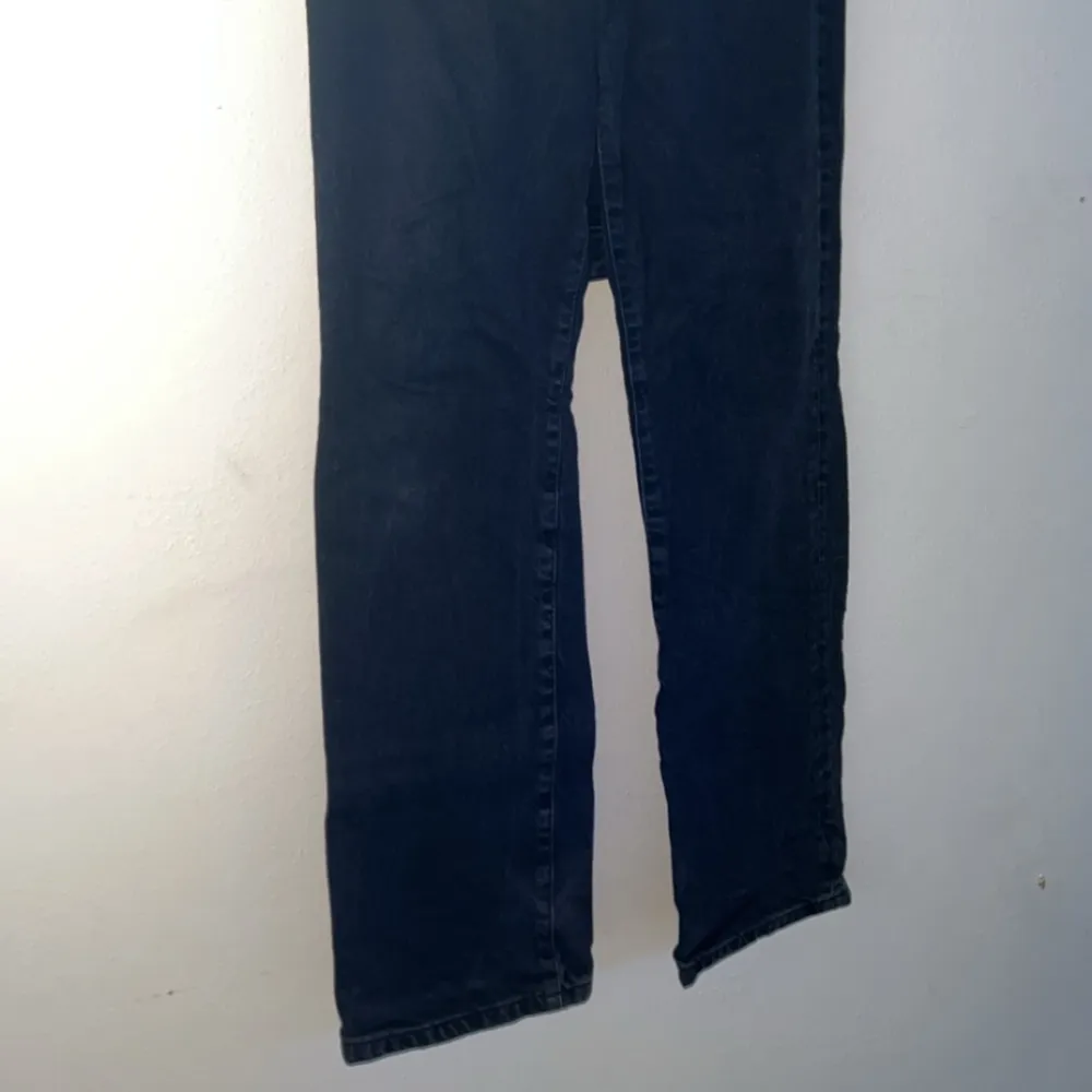 Mid waist raka jeans från bikbok, säljer för de inte kommer till användning. Storlek 28-32. Hör av dig vid frågor och funderingar 🩵. Jeans & Byxor.