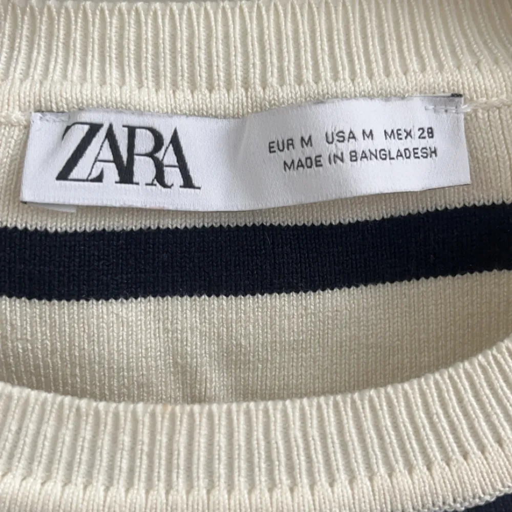 Säljer nu min tunn stickade randiga tröja från Zara. Den är kort i modellen och i storlek M. Säljs då den inte längre kommer till användning. 💗säljs inte längre på zara utan köptes för nått år sen, säljer för 150kr💗💗hör av dig för fler bilder!. T-shirts.