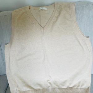 Väst Object - Beige väst helt oanvänd. 