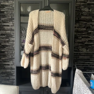 Stickad kofta - Lång stickad kofta, knappt använd💕 Skicka prisförslag. Nypris:800kr