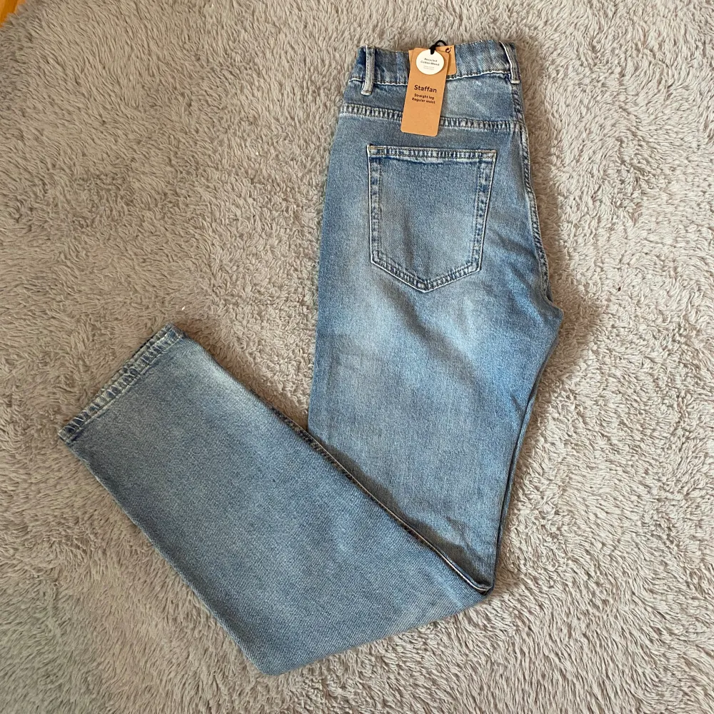 Säljer nu dessa nya snygga jeans för ett bra pris. Skick är 10/10 (inte använda). Vid fler frågor, kontakta mig 😊🤝. Jeans & Byxor.