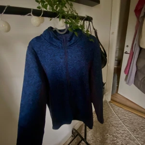 Kofta - Jätte varm och mysig, passar perfekt när man ska åka skidor eller bara som underställ🥰