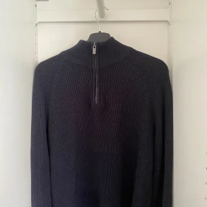 Dressmann half zip - En dressmann half zip som inte kommit till användning och bara använd ett fåtal gånger, i bra skick.