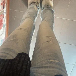 Snygga märkesjeans  - Säljer mina snygga märkesjeans från Crocker, dem är i storlek 23 men passar även W24