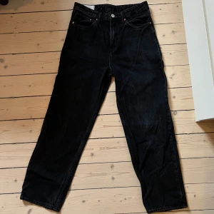 Jeans - Svarta jeans i Loose Fit. Storlek 31/32 passar runt 178 i längd. Bra skick!