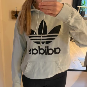 Adidas hoodie - Turkos Adidas hoodie, knappt använd så inga fel på. Strl S, 75kr plus frakt 