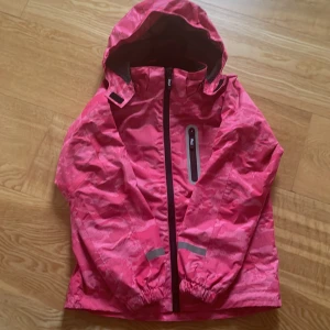 Barnjacka - Vårjacka. Vind och vattenavvisande (inte regnjacka) Fint skick. 