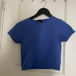 Fin blå kroppad t-shirt i bra skick från H&m i storlek S. Säljer den pga att den inte passar mig. Knappt använd