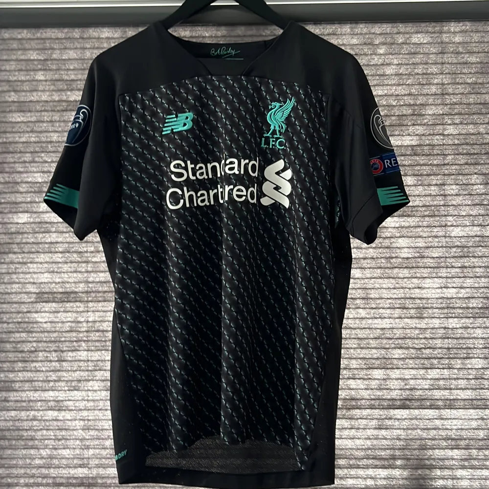 Tjena! Säljer en äkta Liverpool tröja från 2019-2020 men Henderson på ryggen tröja är i bra skick men namnet på så har någon del av bokstaven släppt men det är i okej skick. Skriv till mig vid funderingar eller mer bilder!!😁. Hoodies.