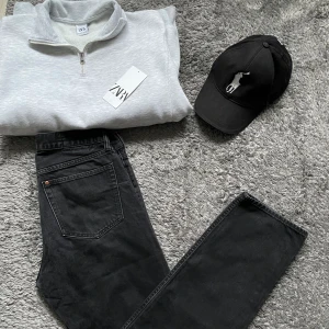 Fräsch bundle  - Ännu en skön bundle där du får en helt ny halfzip från zara i färgen grå strl M, snygga svarta jeans som passar till allt i strl 29/32 och en Ralph lauren keps! Detta kan nog vara den mest prisvärda investeringen till våren✔️
