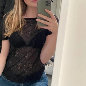 Spets topp - fin svart spets topp från bikbok i nyskick 💗 sitter åt det lösare hållet och har tunt spets material. genomskinlig som på bilden 🥰 säljer eftersom den aldrig kommer till användning 🫶🏻