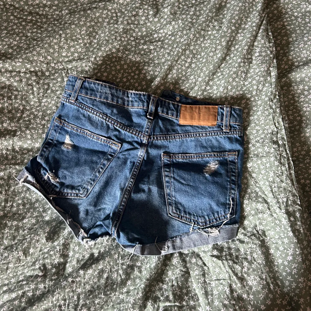 Blå jeans shorts som jag växt ur, dom är i bra skick och rätt så nya. Shorts.