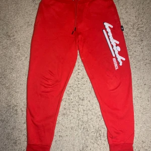 Hoodrich mjukis - Säljer dessa jätte fina mjukis med en fin röd färg. Köpta från spanien och är som nya. De är storlek S men passar M jättebra också. Hämtas i Oxie, Malmö.