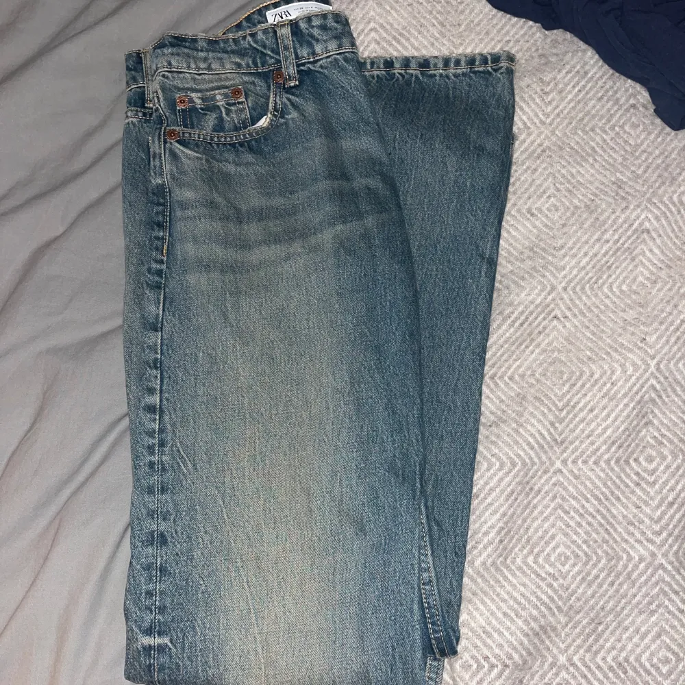 Snygg jeans från zara. Helt oanvänd då dem är lite för stora på mig. Passar på mig som är 180 cm lång. . Jeans & Byxor.