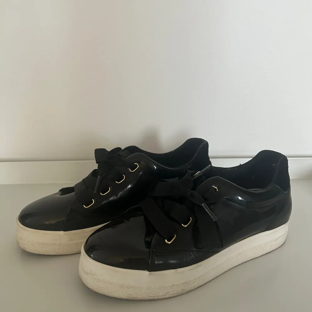 Svarta sneakers med vit sula från GANT 💕 Andvända två gånger, nyskick! Storlek 37 Nypris ca 1300kr. Skor.