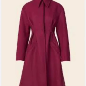 Stine Goya kappa  - En underbar färgbomb , ullkappan Callie i magenta från Stine Goya! Storlek XS men passar även en S skulle jag säga. Breda armar så man kan ha en tjock tröja under. Använd exakt 1 gång av mig, inget att anmärka på i skick