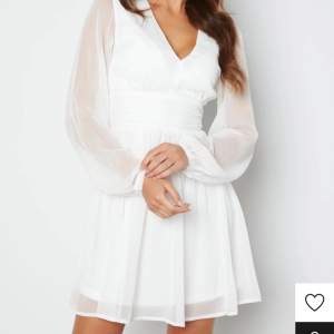 Säljer denna klänningen som jag inte har haft på mig i två år. Köpt from bubbleroom. Tog inte jätte fina bilder men jag tror ni fattar hur den ska se ut från den första bilden. ☺️