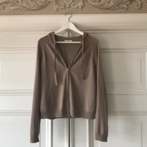 Cashmere hoodie  - Säljer nu den göra exstremt snygga cashmere hoodien i skick 7/10. Den passar den som är 163-170. Priset är inte fast och skriv om minsta fundering. Nypris 1350
