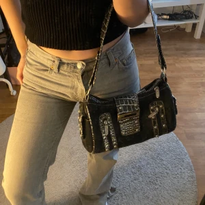 Handväska  - En snyyyyg svart väska🌸 (vet inte vart denna är ifrån) Väskan är i Okej skick, välanvänd men finns inga tydliga defekter❤️