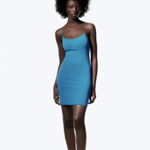 Klänning  - Klänning ifrån zara, använd typ 1 gång!Storlek M men passar mig som har S💗