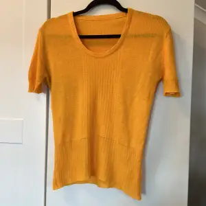 Säljer denna stickade tröjan för att den inte kommer till användning längre, köpt på secondhand från början. Den har två defekter ett hål på höger axel bak och ett hål i höger armhåla.