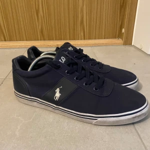 Ralph Lauren skor  - Tja säljer nu dessa fräsha Ralph Lauren skor i storlek 43 (passar även 42) perfekta nu till våren. Pm frågor. Smidig affär kan priset sänkas