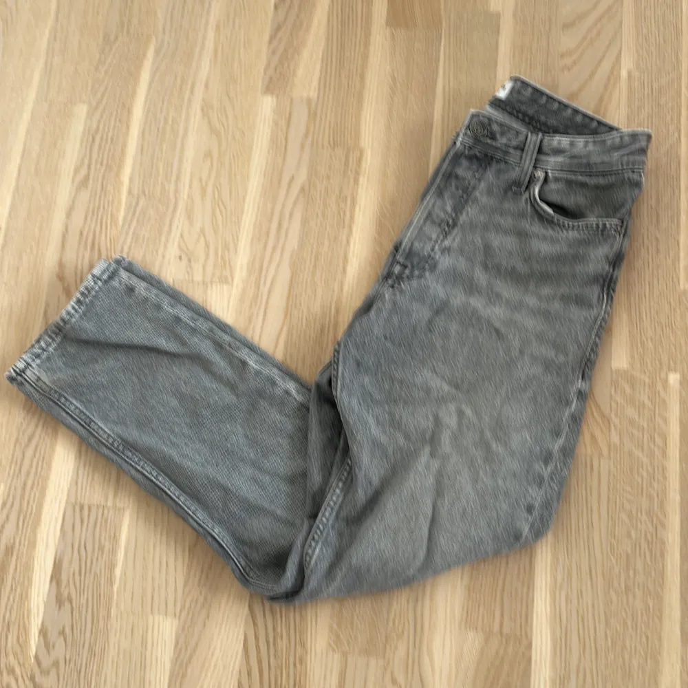 Jack%jones jeans i färgen grå i modellen Lopes chris och i stl 28 30.. Jeans & Byxor.
