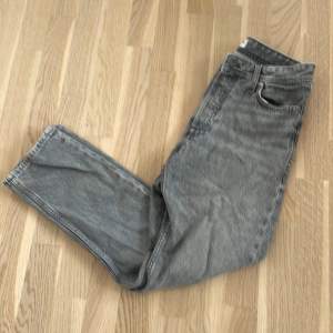 Jack%jones jeans i färgen grå i modellen Lopes chris och i stl 28 30.