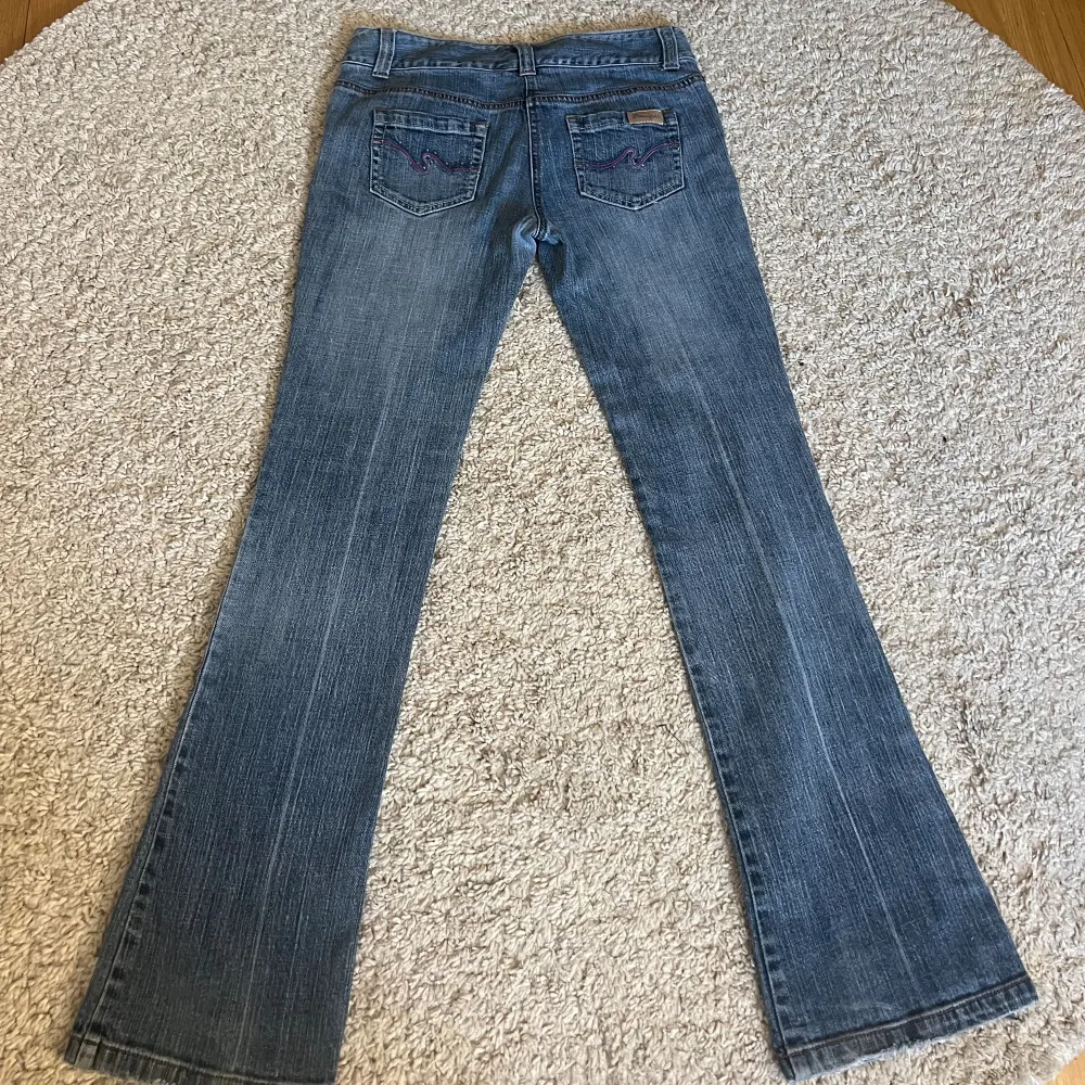 Säljer dessa läckra jeans då de är för små tyvärr🥰. Jeans & Byxor.