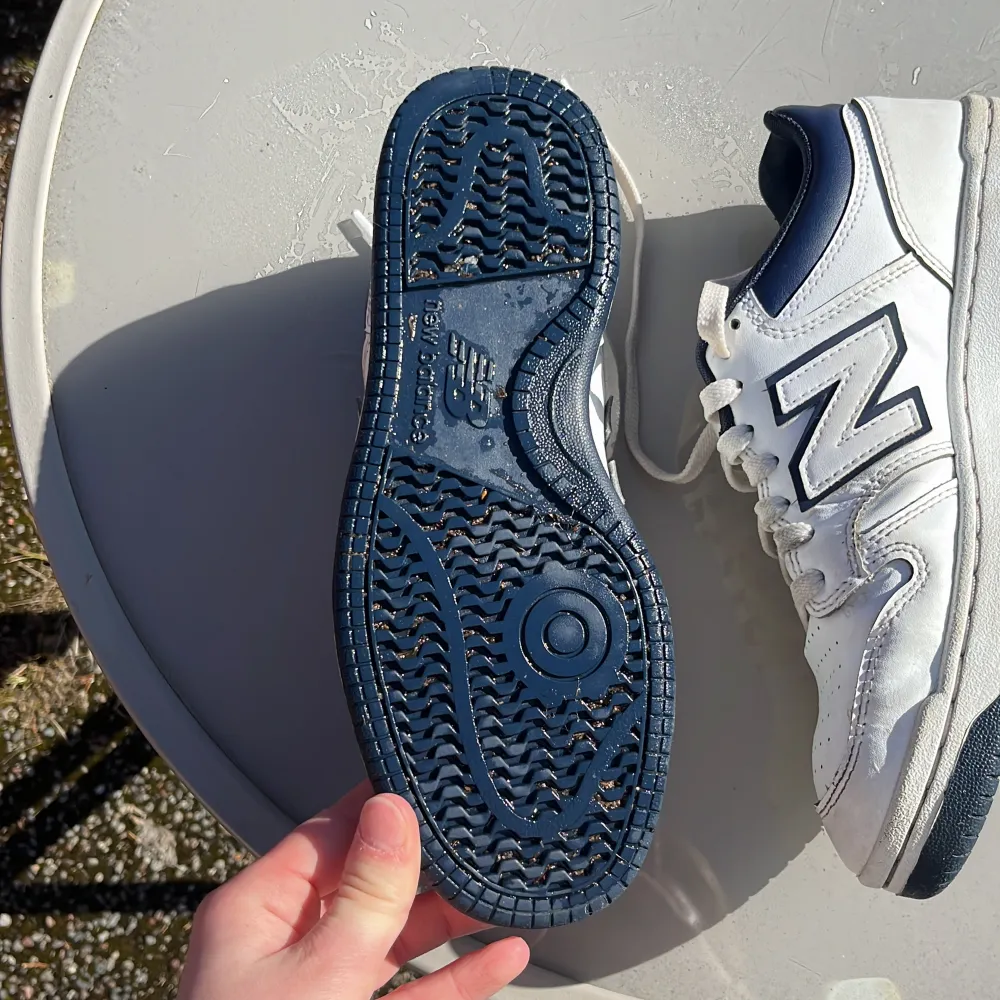 Ett bara ganska använda new balance 480 skor i storlek 38,5. De har en mörkblå detaljer samt mörkblåa sulor. Perfekta sneakerna till våren!💕 Vid frågor skriv till mig!💕. Skor.