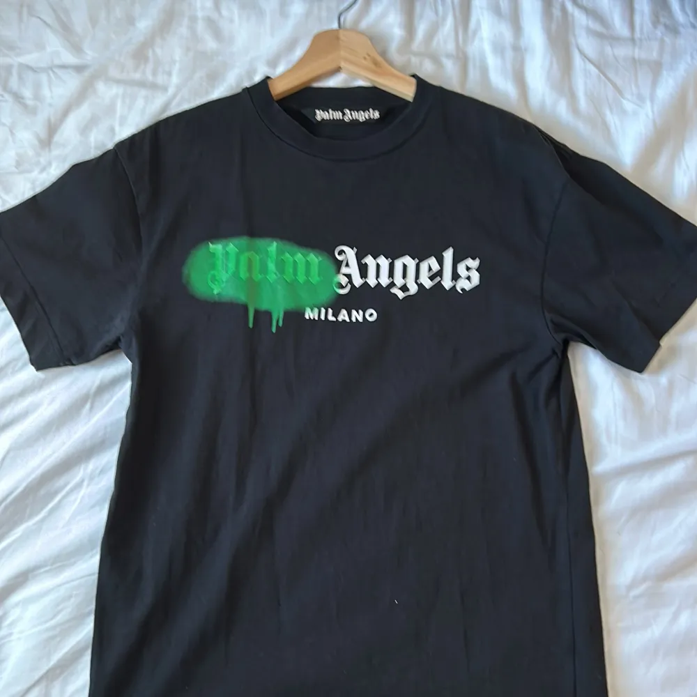 Palm Angels T-shirt i storlek S. Har haft den i ungefär ett år, men den är fortfarande i bra skick. Just nu som ny går den för runt 2000kr, men säljer den för 650kr. Priset går att förhandla.  . T-shirts.