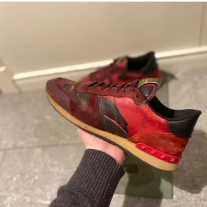 Rockrunners - Riktigt feta och stiliga rockrunners i färgen röd som ej går att få tag på längre, nypris drygt 6000kr. Dm för frågor📲🤝kolla sista bild för liten defekt, kommer utan box eller påse