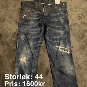 Dsquared2 Jeans ( Äkta )  - Säljer dessa par jeans. Mycket bra skick på dem. Äkta Dsquared2 Jeans. Kan träffas i göteborg eller fraktas runt sverige.
