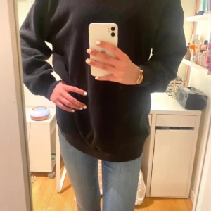 Oversized svart sweatshirt! - En oversized sweatshirt som är för stor för min smak! Köptes i storlek S men tycker den passar som en M🤔Skulle dock vara riktigt snyggt om man har skater stil eller något liknande😎Knappt använd och säljer billigt då jag vill bli av med den😜