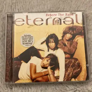 eternal before the rain cd, självaste skivan är 8,5/10 bra skick enligt mig och ”fodralet” är okej 6/10 men går att byta ut mest bara lite rester av klistermärke.